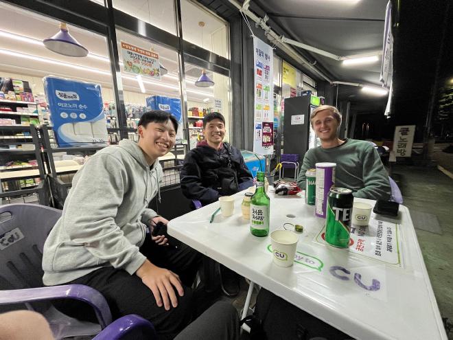 Late night drinks with two Swedes and a Waterloo in Seoul